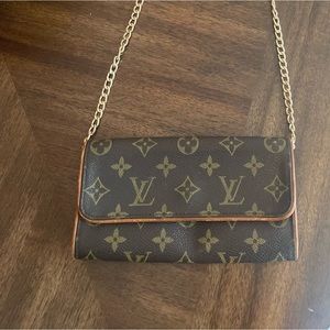 Authentic Louis Vuitton Monogram Pouchette.